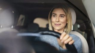 Por que as mulheres pagam menos do que os homens no seguro do carro?